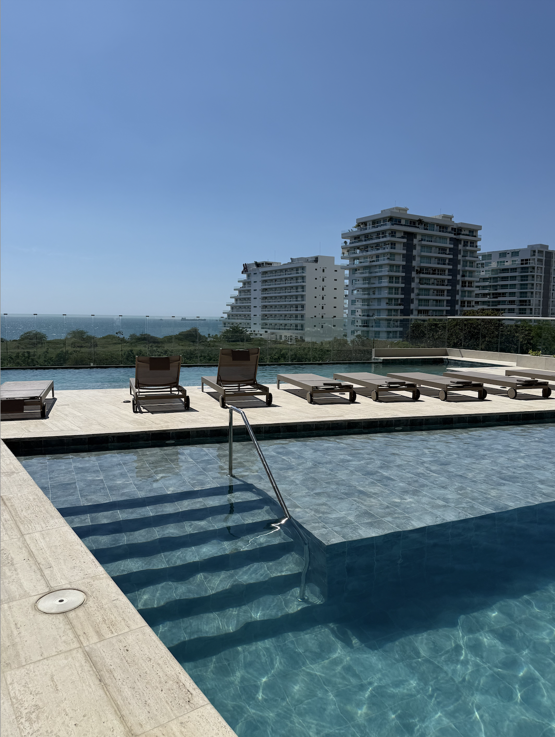Piscina rooftop con vista despejada al mar