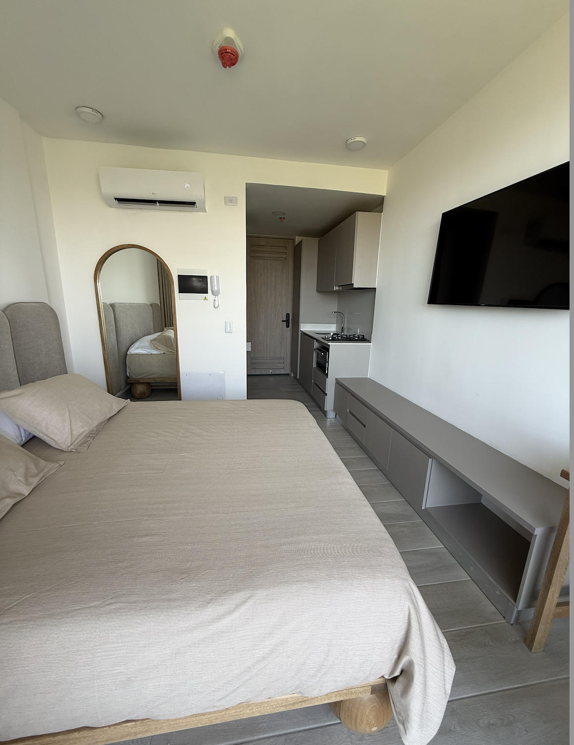 Vista completa de la cama y entrada de la suite