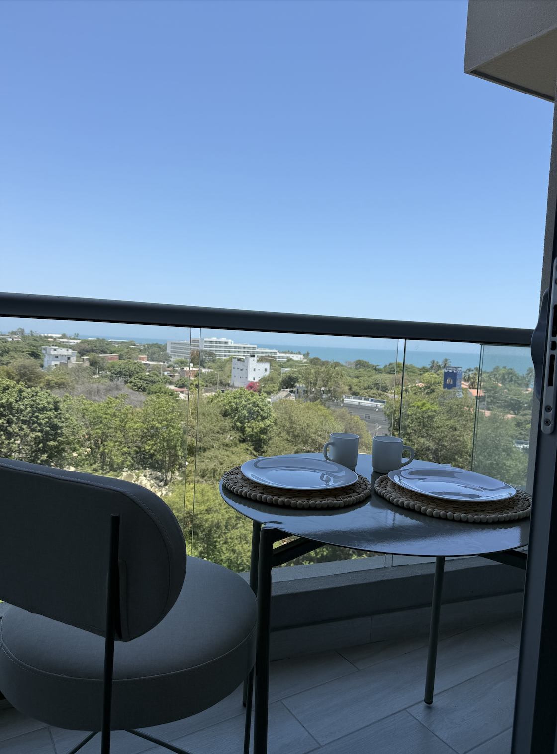 Balcón con mesa para desayuno y vista al mar
