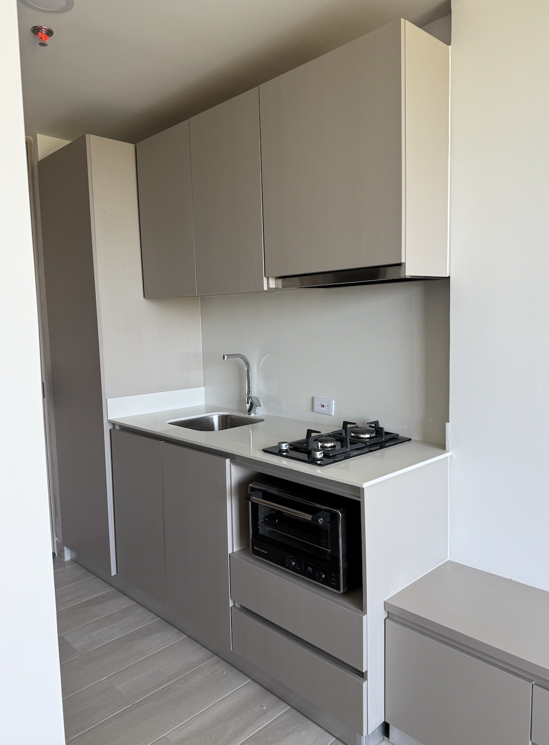 Cocina compacta equipada dentro de la suite
