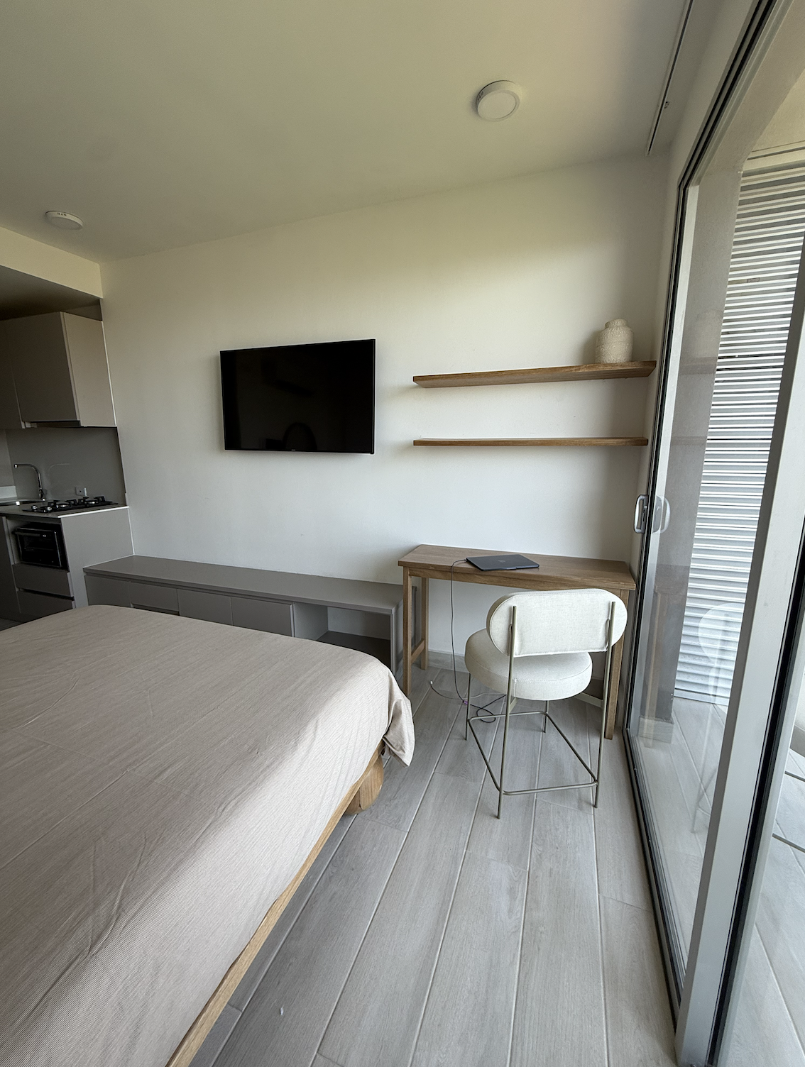 Área de TV, escritorio y cocina integrada de la suite
