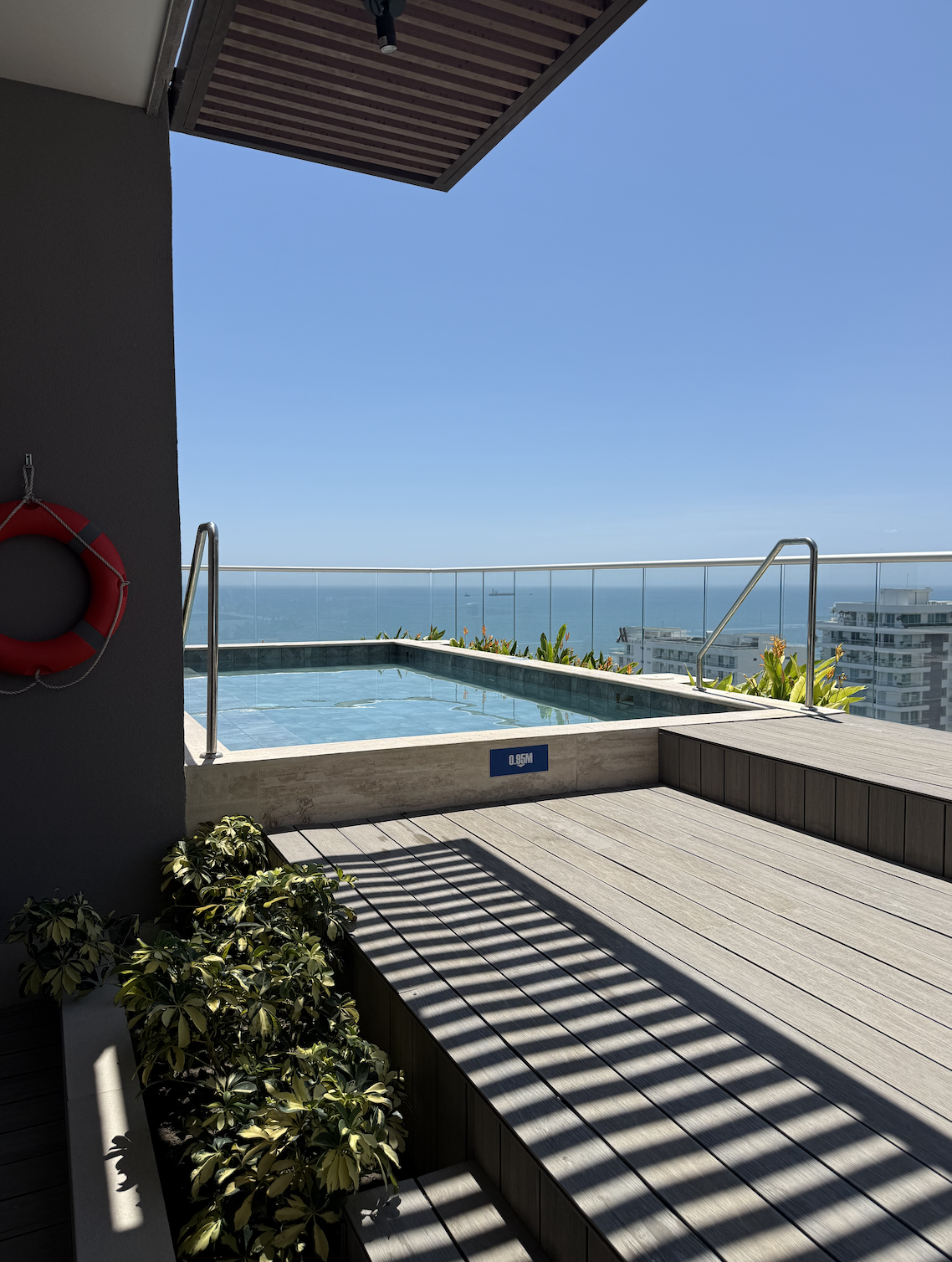 Jacuzzi rooftop con vista abierta al horizonte