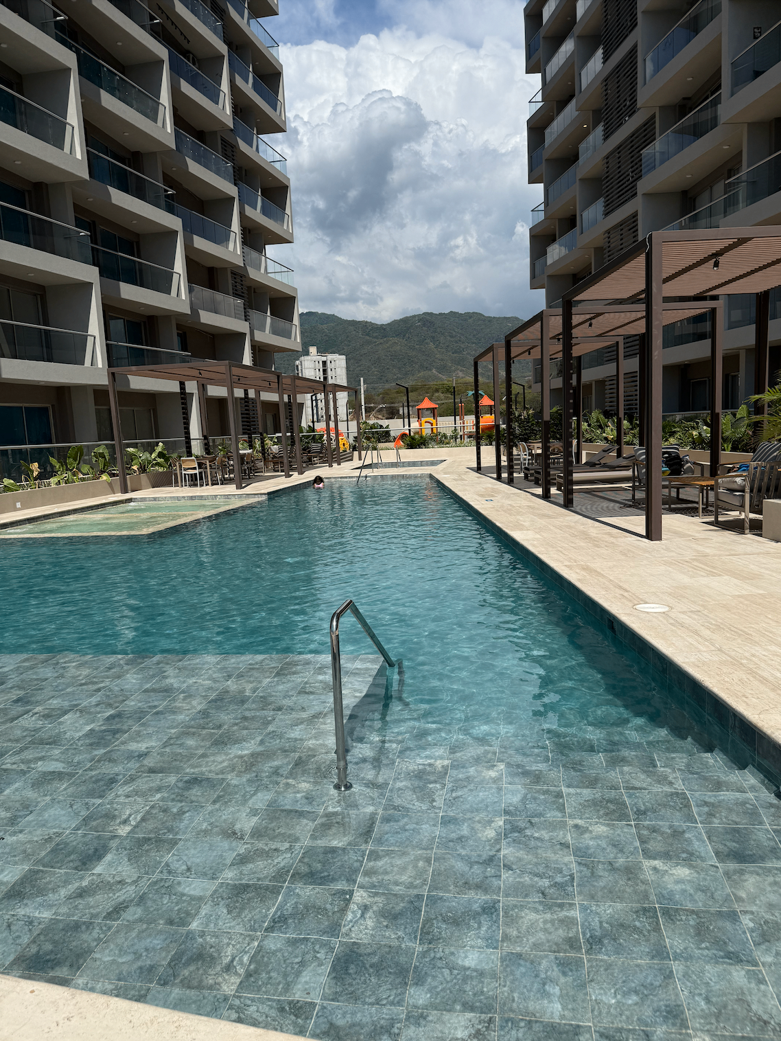 Piscina central entre las torres