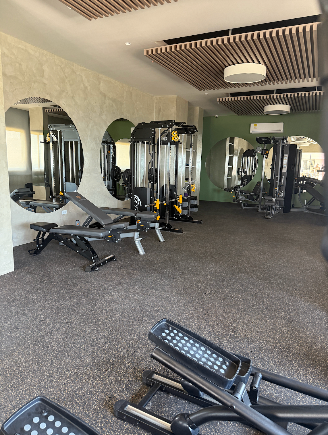 Gimnasio del edificio con equipos profesionales