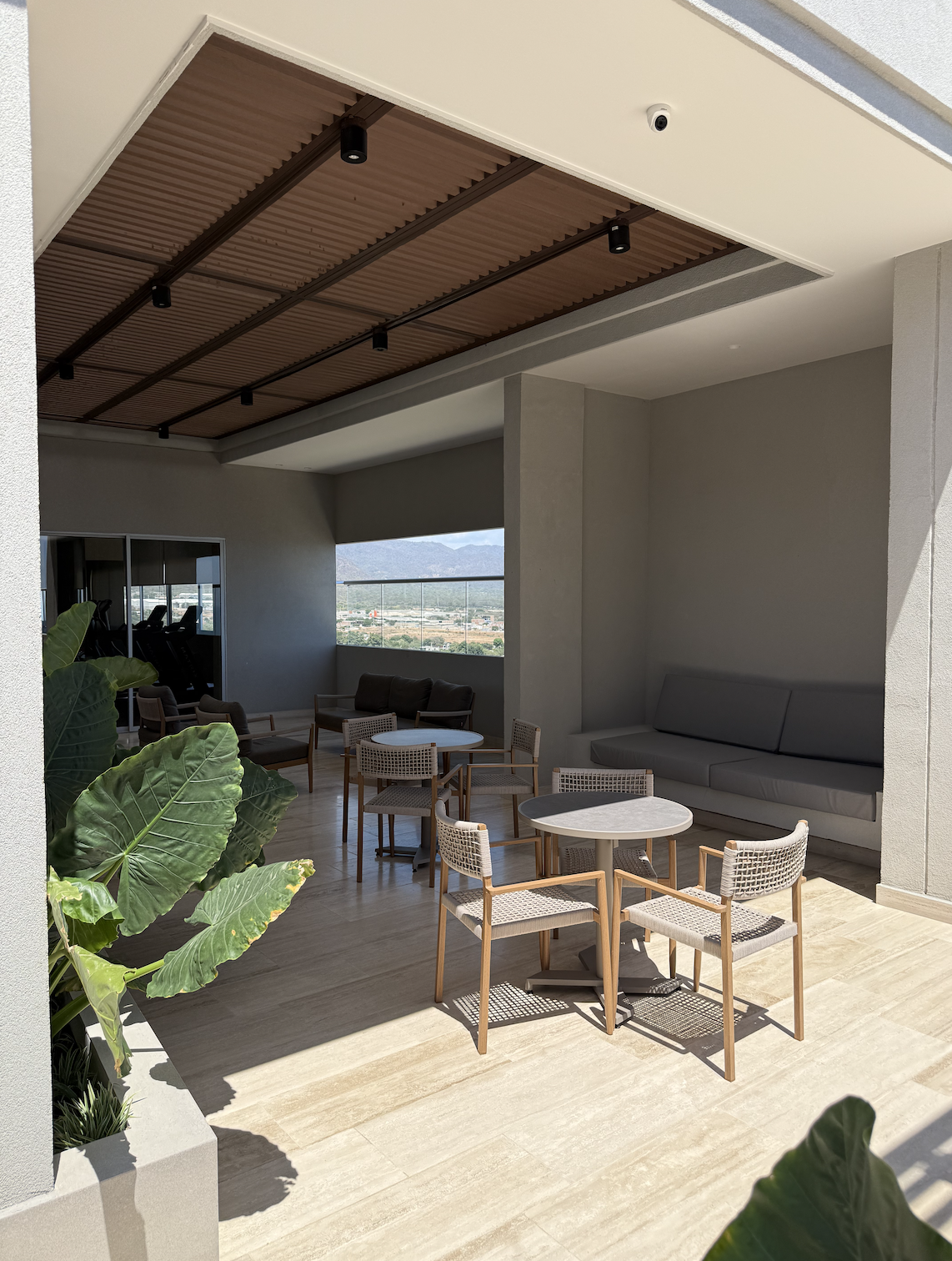 Sala lounge exterior del edificio