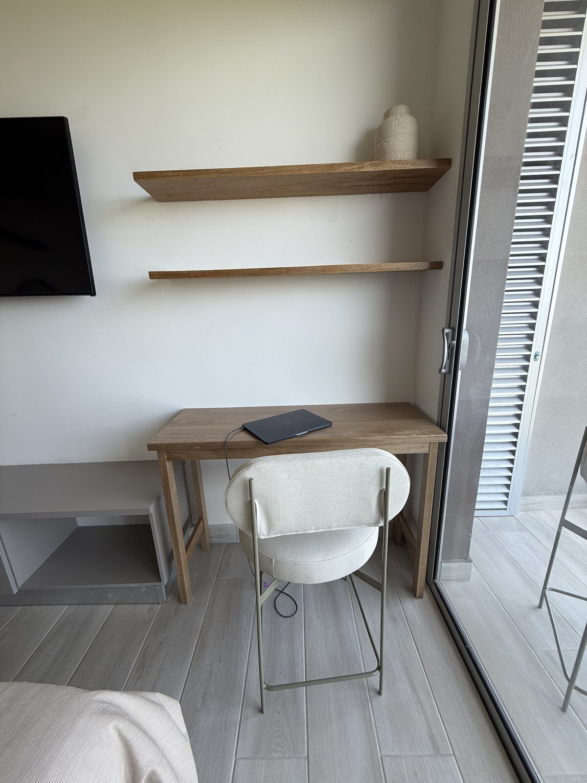 Escritorio de trabajo dentro de la suite