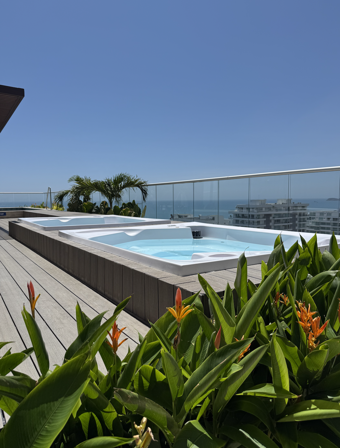 Jacuzzis rooftop rodeados de jardines