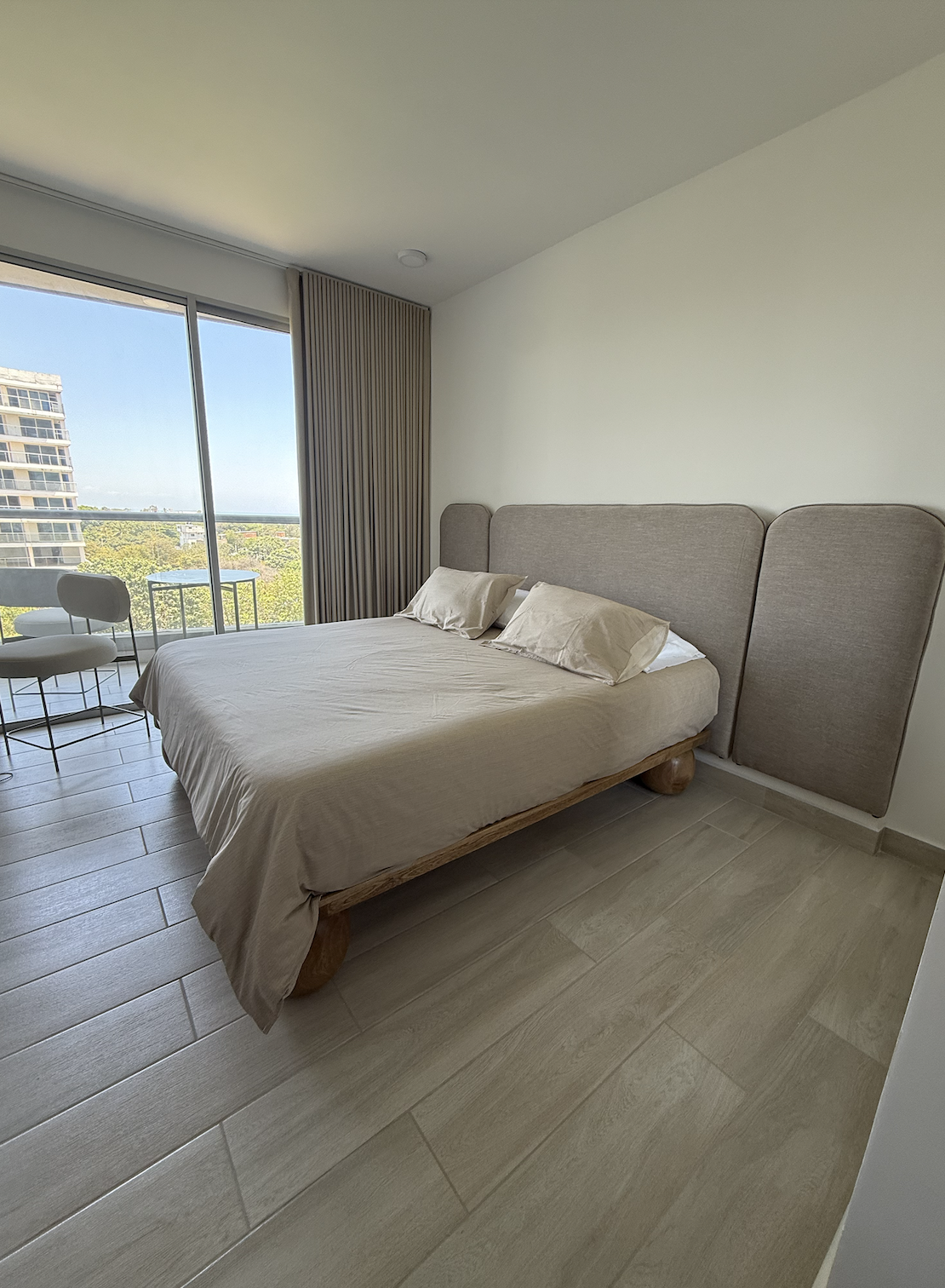 Habitación principal con vista panorámica al balcón