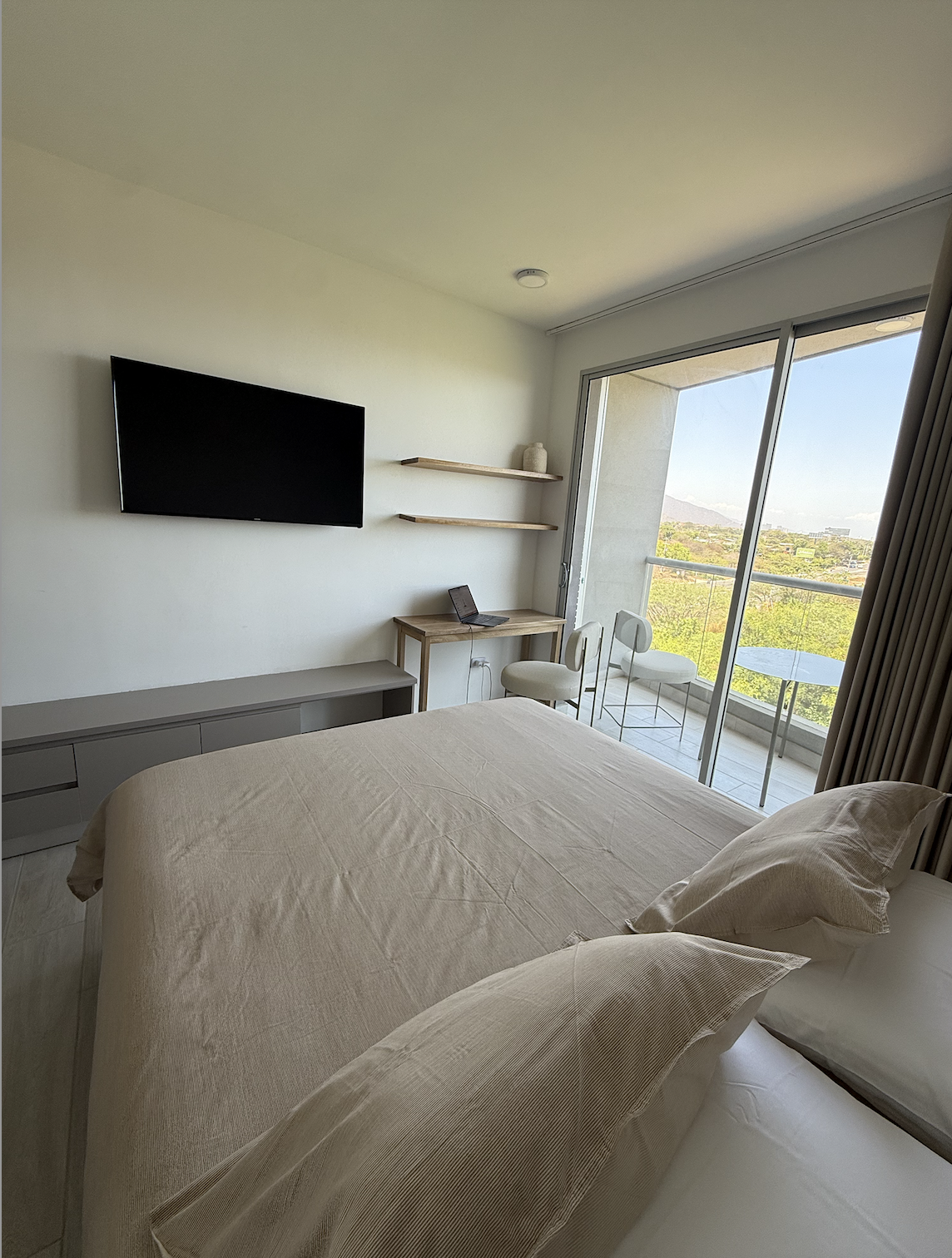 Vista de la suite hacia el balcón privado